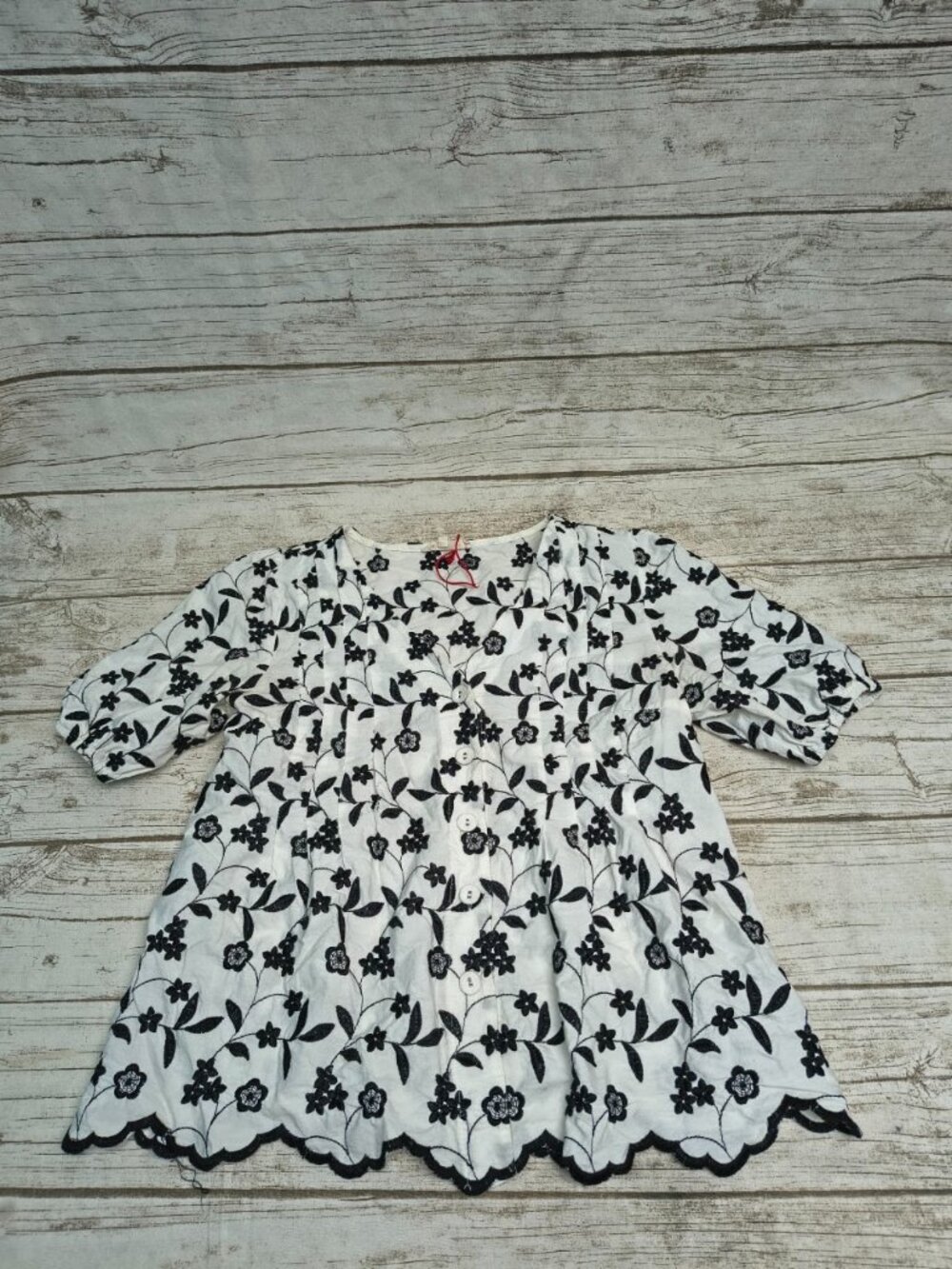 Solitaire Black and White Floral Embroidered Button Up Blouse Size M